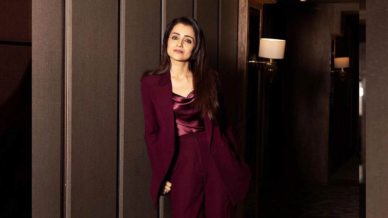 మెరూన్ కలర్ మోడ్రన్ డ్రెస్ అదిరిపోయింది . కెరీర్ స్టార్టంగ్ లో ఎలా ఉందో ఇప్పుడు కూడా అదే అందంతో ఈ బ్యూటీ యూత్ ను తెగ ఆకట్టుకుంటుంది.