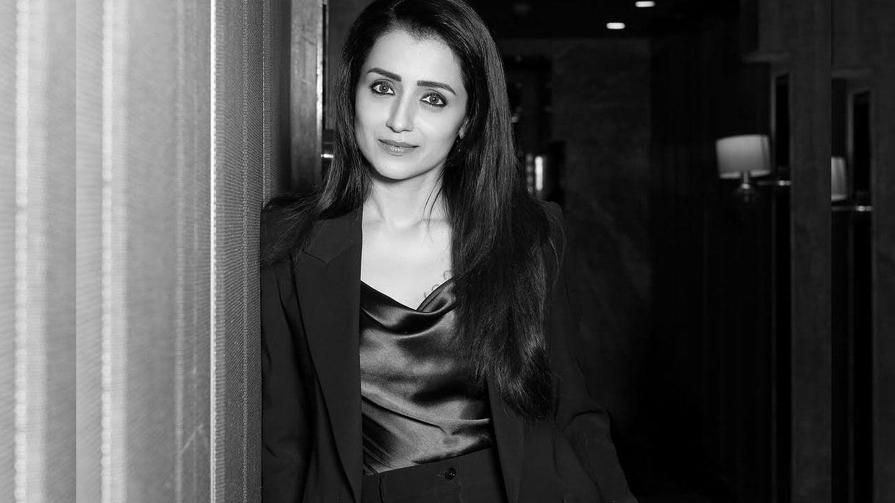 ప్రస్తుతం దీనికి సంబంధించిన ఫొటోలు సోషల్ మీడియాలో తెగ వైరల్ అవుతున్నాయి. దీంతో ఇప్పటికీ అదే అందం, బ్యూటిఫుల్ త్రిష అంటూ తమ అభిమానులు కామెంట్స్ చేస్తున్నారు.