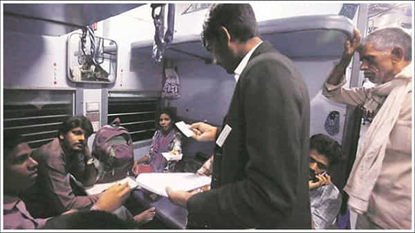 Indian Railways: టీటీఈ ఎలాంటి సమయంలో రైలు టికెట్లను చెక్ చేయలేరు.. కారణం ఇదే..!