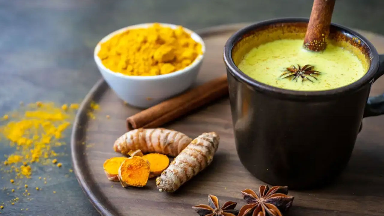 ఎలా తయారు చేయాలి: నల్ల మిరియాల పాలు తయారు చేయడానికి, ఒక గ్లాసు పాలు మీడియం మంట మీద వేడి చేసి, దానికి 1 చిటికెడు నల్ల మిరియాల పొడి కలపండి. బాగా కలిపి 2-3 నిమిషాలు మరిగించాలి.. తద్వారా నల్ల మిరియాల పోషకాలు పాలలో కరిగిపోతాయి. రుచిని పెంచడానికి.. ఆరోగ్యంగా చేయడానికి, మీరు దానికి 1 టీస్పూన్ పసుపును కూడా జోడించవచ్చు. 