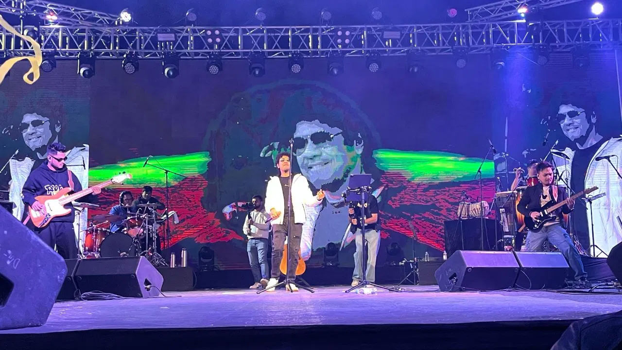 పెపాన్ అసలు పేరు అంగారాగ్ ​​మహంత. పెపోన్ అస్సాం రాష్ట్ర నివాసి.. బాలీవుడ్‌లో తన ప్రత్యేకమైన గానానికి ప్రసిద్ధి చెందాడు. హిందీతో పాటు, పెపోన్ బెంగాలీ, తమిళం, మరాఠీ వంటి అనేక భాషలలో కూడా పాటలు పాడారు. పెపోన్ 'బర్ఫీ', 'సుల్తాన్', 'హమారీ అధూరి కహానీ', 'దమ్ లగా కే హైషా', 'బజరంగీ భాయిజాన్', 'కరీబ్-కరీబ్ సింగిల్' వంటి అనేక చిత్రాలకు పాటలు పాడారు.