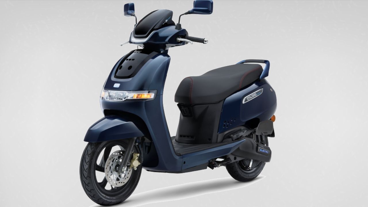 టీవీఎస్ ఐక్యూబ్ ఎస్‌టీ వేరియంట్ 32 లీటర్ల అండర్-సీట్ స్టోరేజ్‌‌తో వస్తుంది. పట్టణ ప్రయాణీకులకు అనుకూలంగా ఉండే ఈ స్కూటర్ 4.4 కేడబ్ల్యూ మోటారుతో వస్తుంది. 82 గరిష్ట వేగంతో దూసుకుపోయే ఈ స్కూటర్ 145 కిలోమీటర్ల మైలేజ్‌ను ఇస్తుంది. టీఎఫ్‌టీ టచ్‌స్క్రీన్ డిస్‌ప్లే, స్మార్ట్ కనెక్టివిటీ ఫీచర్లు, రివర్స్ అసిస్టెన్స్, జియో-ఫెన్సింగ్ సామర్థ్యాలు ఆకట్టుకుంటాయి. 
