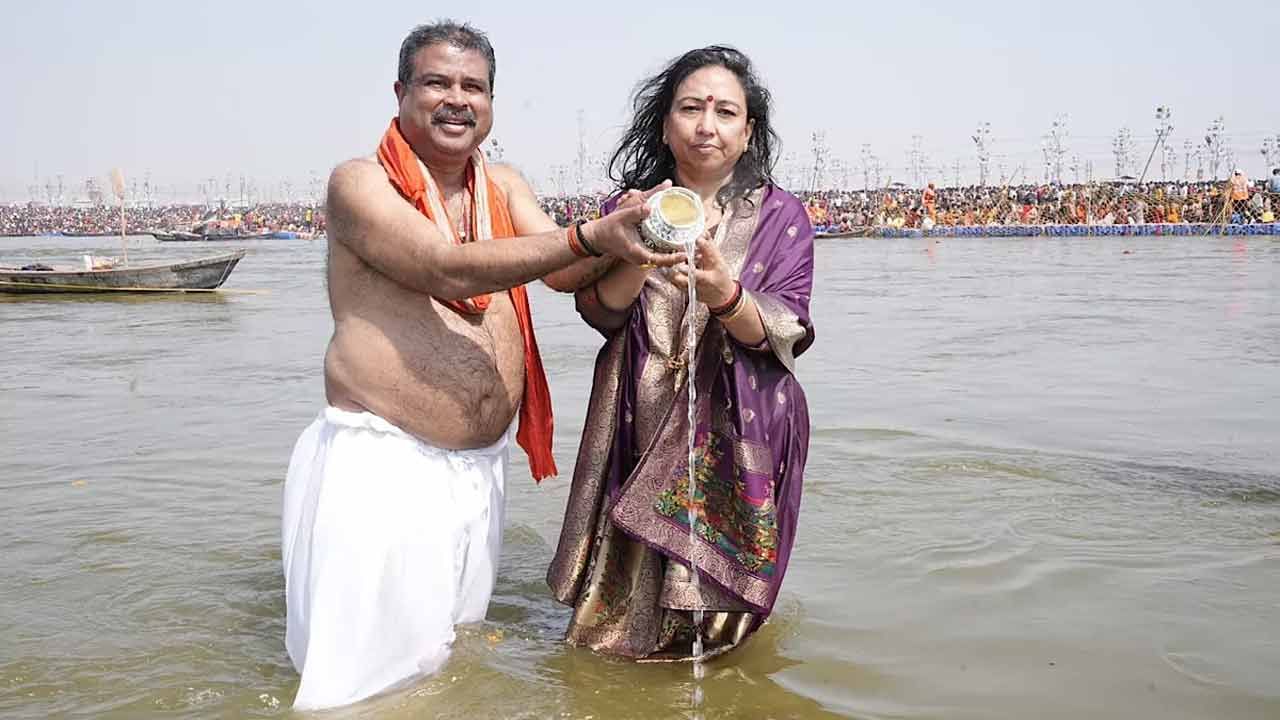 Maha Kumbh 2025: 'ఇది నా అదృష్టం..' మహా కుంభమేళాలో కేంద్ర మంత్రి ధర్మేంద్ర ప్రదాన్‌ దంపతుల పవిత్ర స్నానం