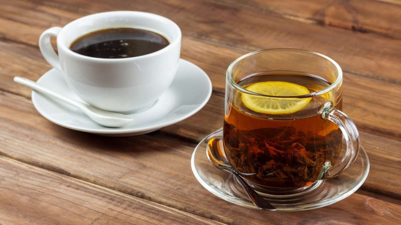 ఉదయం లేవగానే చాలా మందికి టీ, కాఫీ తాగే అలవాటు ఉంటుంది. ఇది చాలా సాధారణం కానీ ఖాళీ కడుపుతో టీ లేదా కాఫీ తాగడం ఆరోగ్యానికి అంత మంచిది కాదు. టీ, కాఫీలలో టానిన్లు, కెఫీన్ వంటి పదార్థాలు ఉంటాయి. ఇవి కడుపులో ఆమ్లాల ఉత్పత్తిని పెంచుతాయి. దీనివల్ల కడుపులో మంట, అల్సర్లు, గ్యాస్ట్రిక్ సమస్యలు వచ్చే అవకాశం ఉంది.  కొంతమందికి ఖాళీ కడుపుతో టీ తాగడం వల్ల వికారం, తలనొప్పి వంటి సమస్యలు కూడా వస్తాయి.