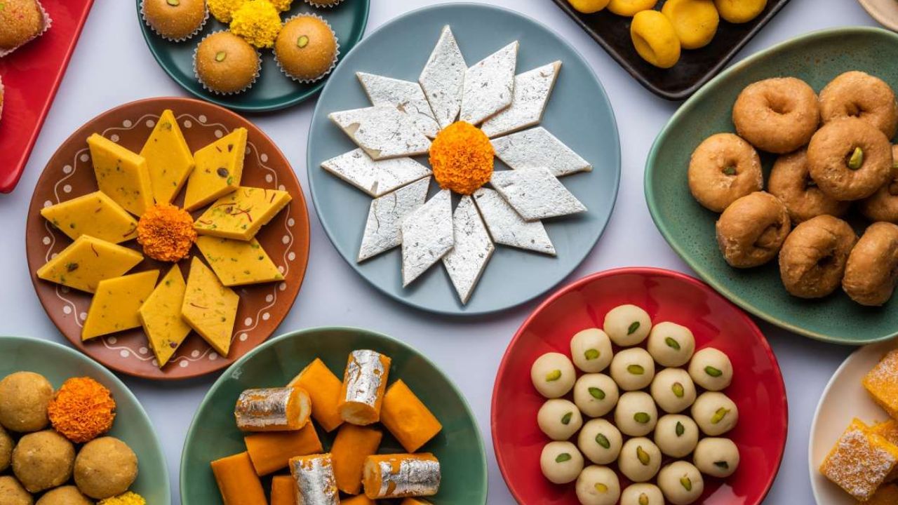 చాక్లెట్, స్వీట్లు కూడా ఖాళీ కడుపుతో తినకూడదు. వీటిలో చక్కెర ఎక్కువగా ఉంటుంది. ఖాళీ కడుపుతో స్వీట్లు తింటే రక్తంలో గ్లూకోజ్ స్థాయిలు ఒక్కసారిగా పెరిగిపోతాయి. దీనివల్ల ఇన్సులిన్ స్థాయిలు కూడా పెరుగుతాయి. ఇది డయాబెటిస్ ఉన్నవారికి చాలా ప్రమాదకరం.  అంతే కాకుండా ఖాళీ కడుపుతో చక్కెర తీసుకోవడం వల్ల బరువు పెరిగే అవకాశం కూడా ఉంది.