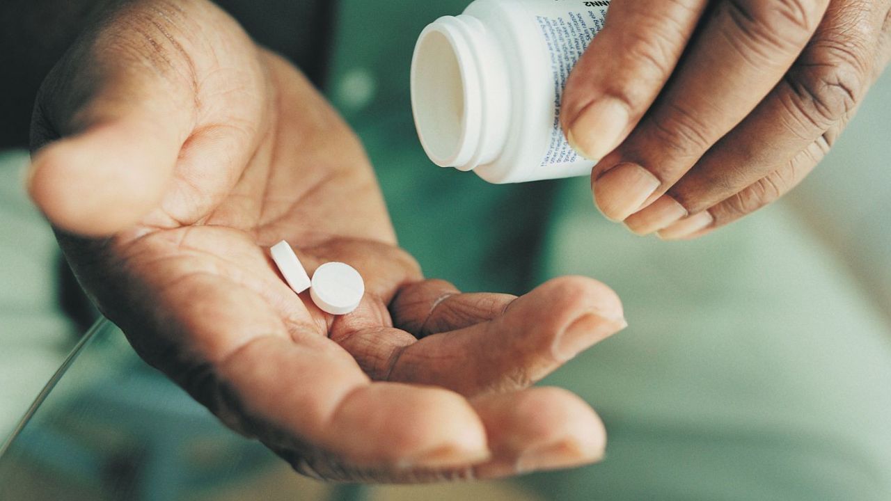 సాధారణంగా ఖాళీ కడుపుతో మాత్రలు వేసుకోకూడదు. చాలా మాత్రలు కడుపులో ఆమ్లంతో కలిసిపోయి కడుపు లైనింగ్‌ను దెబ్బతీస్తాయి. దీనివల్ల కడుపులో పుండ్లు, రక్తస్రావం వంటి సమస్యలు వస్తాయి. డాక్టర్ సూచించినట్లయితే కొన్ని ప్రత్యేకమైన మాత్రలను ఖాళీ కడుపుతో తీసుకోవచ్చు. కానీ సాధారణంగా ఆహారం తిన్న తర్వాతే మాత్రలు వేసుకోవడం మంచిది.