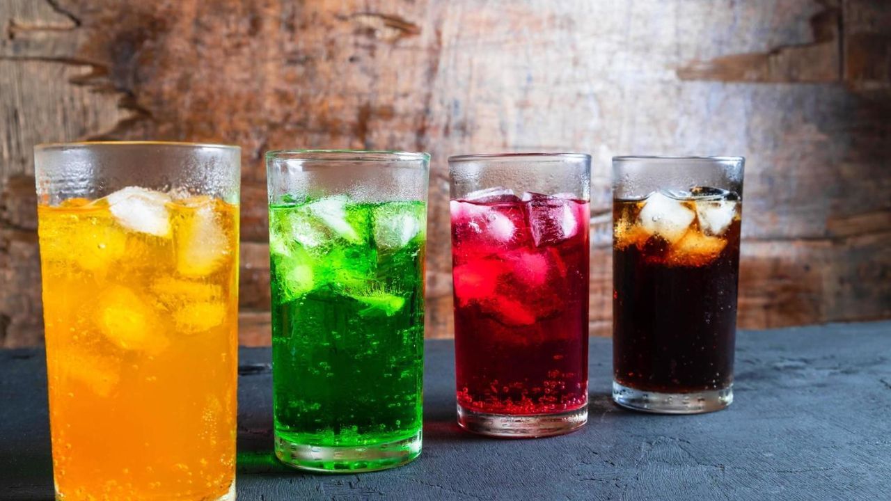 ఖాలీ కడుపుతో కూల్ డ్రింక్స్ తాగడం వల్ల కడుపులో గ్యాస్ సమస్యలు వస్తాయి. కూల్ డ్రింక్స్ లలో కార్బన్ డయాక్సైడ్ ఎక్కువగా ఉంటుంది. ఇది కడుపులో గ్యాస్ ఉత్పత్తిని పెంచుతుంది. దీనివల్ల కడుపు ఉబ్బరం, నొప్పి కలుగుతాయి.