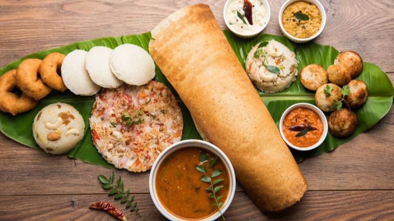 ఉదయం పూట ఆరోగ్యకరమైన ఆహారం తీసుకోవడం చాలా ముఖ్యం. ఇడ్లీ, దోశ, ఉప్మా, పొంగల్ లాంటి ఆహారాలు తీసుకోవడం వల్ల ఆరోగ్యం బాగుంటుంది.