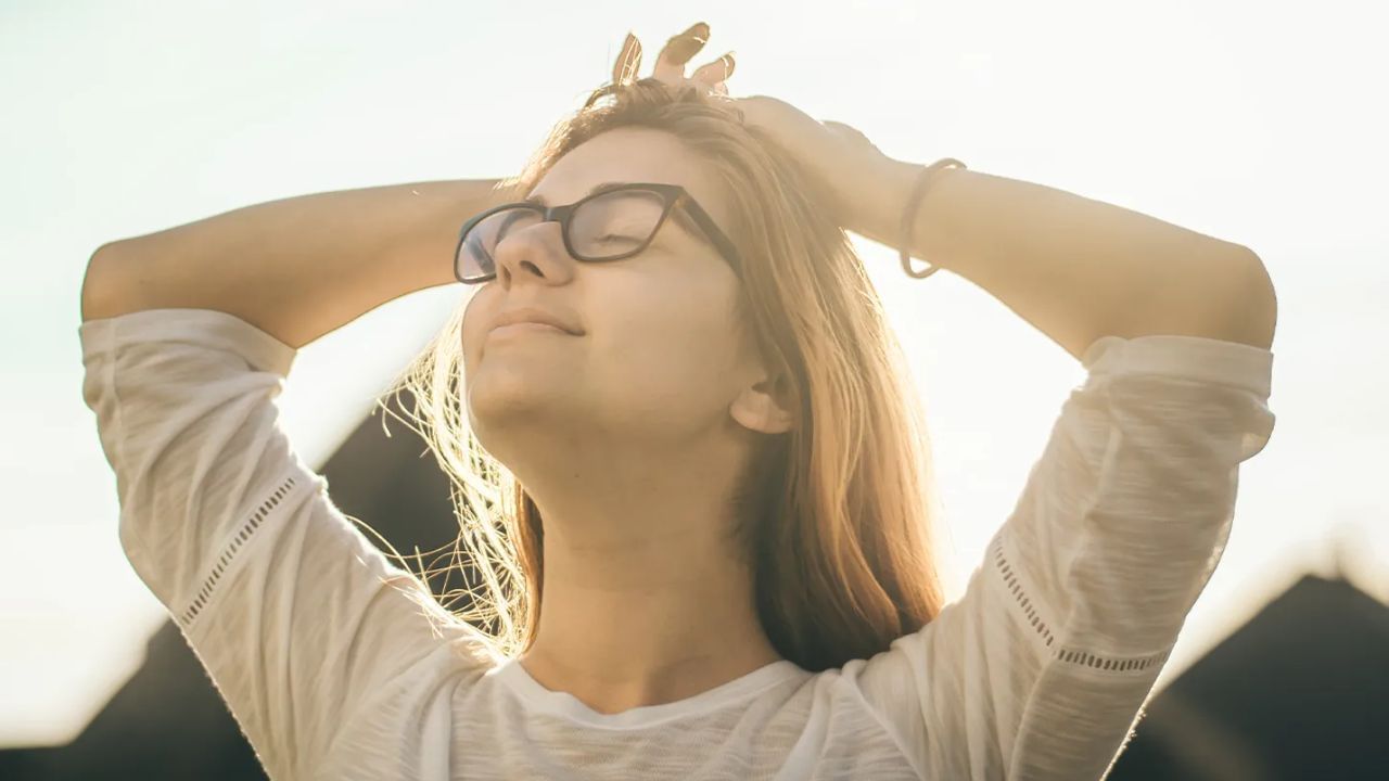 మీ వస్తువులను క్రమ పద్ధతిలో ఉంచడం ద్వారా రోజువారీ పనులను సులభం చేసుకోవచ్చు. దీనివల్ల మెదడుపై ఒత్తిడి తగ్గుతుంది.