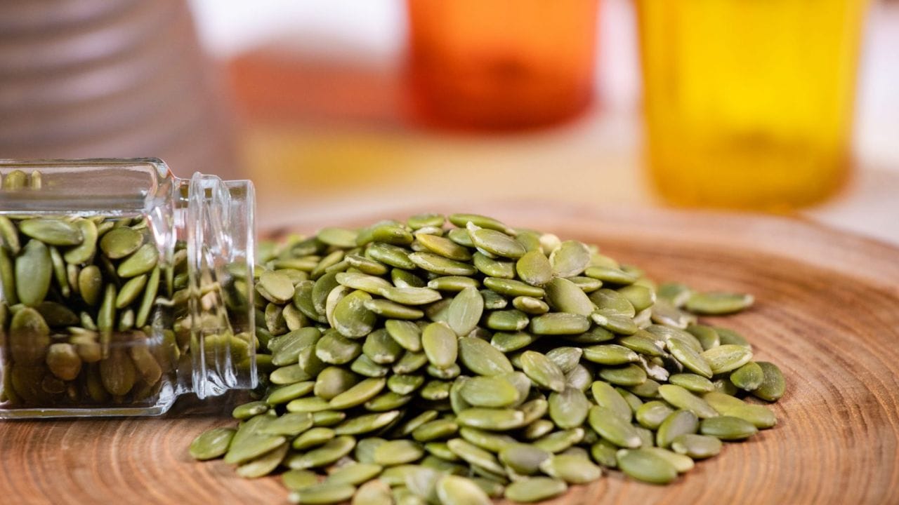 చిన్నవిగా కనిపించే ఈ గింజలు పోషకాలతో నిండి ఉంటాయి. 100 గ్రాముల గుమ్మడికాయ గింజలలో 37 గ్రాముల ప్రోటీన్ ఉంటుంది. అంతేకాకుండా వీటిలో మెగ్నీషియం, జింక్, ఆరోగ్యకరమైన కొవ్వులు కూడా పుష్కలంగా ఉంటాయి. గుమ్మడికాయ గింజలను స్నాక్‌గా తినవచ్చు. సలాడ్‌లపై చల్లుకోవచ్చు లేదా స్మూతీస్‌లో కలుపుకోవచ్చు.