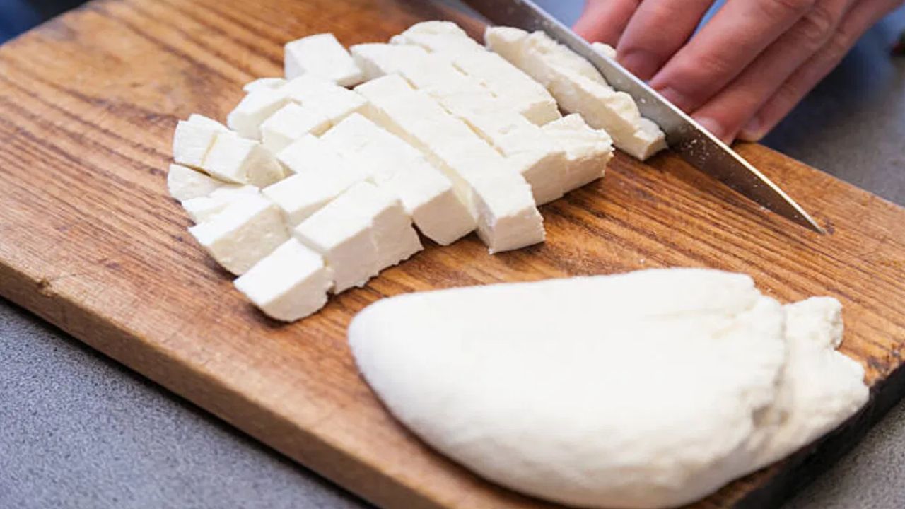 పనీర్ అనేది పాలతో తయారు చేయబడే ఒక పదార్థం. ఇది ప్రోటీన్ యొక్క అద్భుతమైన మూలం. 100 గ్రాముల పనీర్‌లో 40 గ్రాముల ప్రోటీన్ ఉంటుంది. పనీర్‌ను కూరలలో ఉపయోగించవచ్చు. టిక్కాలుగా కాల్చవచ్చు లేదా సలాడ్‌ల మీద కూడా ముక్కలు చేసి వేసుకోవచ్చు. పనీర్ ఎముకల ఆరోగ్యానికి చాలా ముఖ్యం.