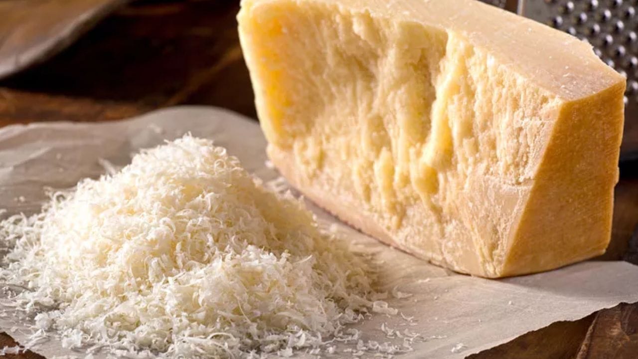 పర్మేసన్ చీజ్ పాస్తాకు మంచి రుచిని ఇస్తుంది. 100 గ్రాముల పర్మేసన్ చీజ్‌లో 35 గ్రాముల ప్రోటీన్ ఉంటుంది. ఇది కాల్షియంలో కూడా సమృద్ధిగా ఉంటుంది. ఇది ఎముకలకు చాలా మంచిది. అయితే ఇందులో సోడియం ఎక్కువగా ఉంటుంది. మీ ఫుడ్ డైట్ లో ఈ ప్రోటీన్ రిచ్ ఫుడ్స్ ను చేర్చండి. దీని ద్వారా మీరు మీ ఆరోగ్యాన్ని మెరుగుపరుచుకోవచ్చు.