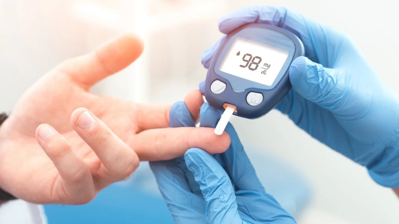 డయాబెటిస్ వారు కూడా యాపిల్‌ను ఎక్కువగా తినకూడదు. యాపిల్ సహజ చక్కెరతో చాలా ఎక్కువగా ఉంటుంది. ఇది రక్తంలో చక్కెర స్థాయిని పెంచుతుంది. డయాబెటిక్ రోగులు అధిక చక్కెరతో కూడిన ఆహారాన్ని తీసుకోవడం వల్ల వారి రక్తంలో చక్కెర స్థాయిలు మరింత పెరిగి పరిస్థితి మరింత కట్టుదిట్టం అవుతుంది. కనుక డయాబెటిక్ వారు యాపిల్ తీసుకునే ముందు వైద్యుని సలహా తీసుకోవడం ముఖ్యం.