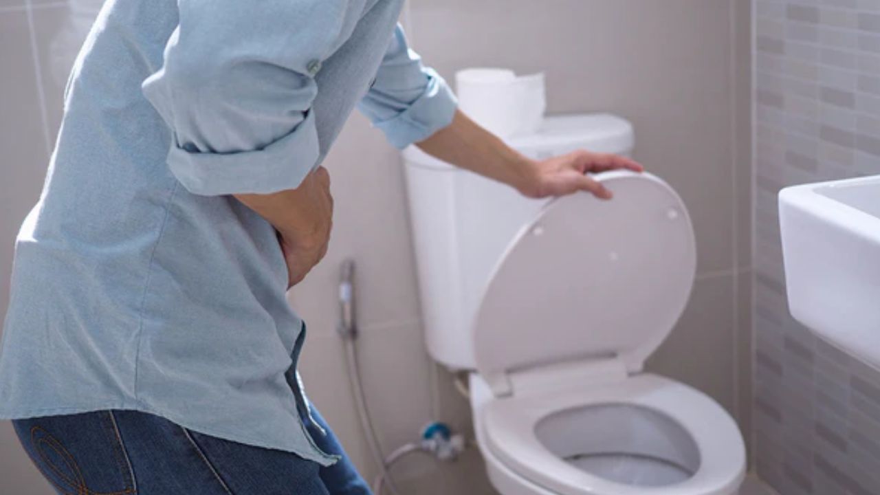 డయేరియా ఉన్నవారు యాపిల్ తినడం మానుకోవడం మంచిది. యాపిల్‌లో ఉన్న ఫైబర్ ప్రేగుల కదలికను ప్రోత్సహిస్తుంది. ఇది డయేరియా సమస్యను మరింత తీవ్రం చేయవచ్చు. విరేచనాలు, వాంతులు ఎక్కువయ్యే ప్రమాదం కూడా ఉంటుంది. అందుకే డయేరియా బాధితులు యాపిల్ తినకూడదు.