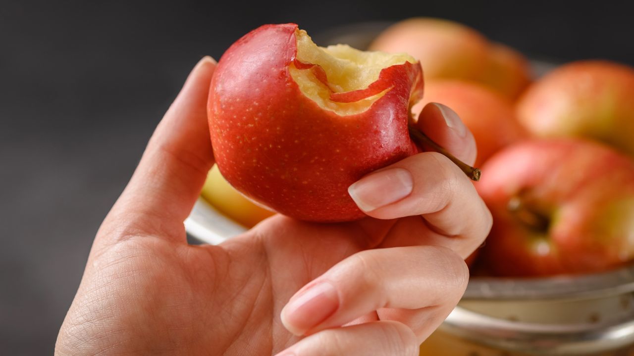 రాత్రి సమయాల్లో యాపిల్ తినడం వల్ల కడుపులో ఆమ్ల స్థాయిలు పెరిగిపోతాయి. ఈ ఆమ్ల స్థాయిలు జీర్ణ వ్యవస్థపై ఒత్తిడి పెంచుతాయి. అందువల్ల ఎసిడిటీ సమస్యలు ఏర్పడవచ్చు. ఆమ్లతత్వం పెరగడం వలన జీర్ణక్రియపై మరింత భారం పడుతుంది. కనుక యాపిల్‌ను ఉదయం టిఫిన్ తర్వాత తీసుకోవడం మేలు. రాత్రి వేళల్లో యాపిల్ తినడం చాలా ఇబ్బందులు కలిగిస్తుంది.