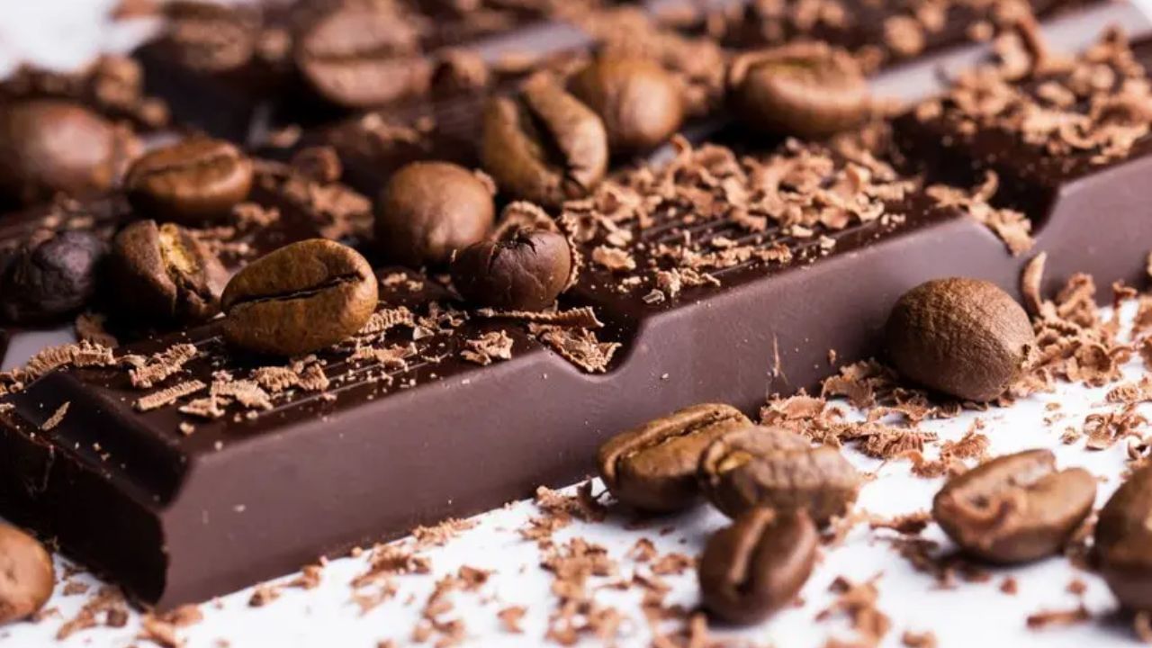 70 శాతం లేదా అంతకంటే ఎక్కువ కోకో కంటెంట్ ఉన్న డార్క్ చాక్లెట్ ఫ్లేవనాయిడ్స్, కెఫీన్, యాంటీఆక్సిడెంట్లను కలిగి ఉంటుంది. ఈ పదార్థాలు జ్ఞాపకశక్తిని మెరుగుపరుస్తాయి. పైగా వయస్సు బాధిత మానసిక సమస్యలను నెమ్మదిగా తగ్గిస్తాయి.