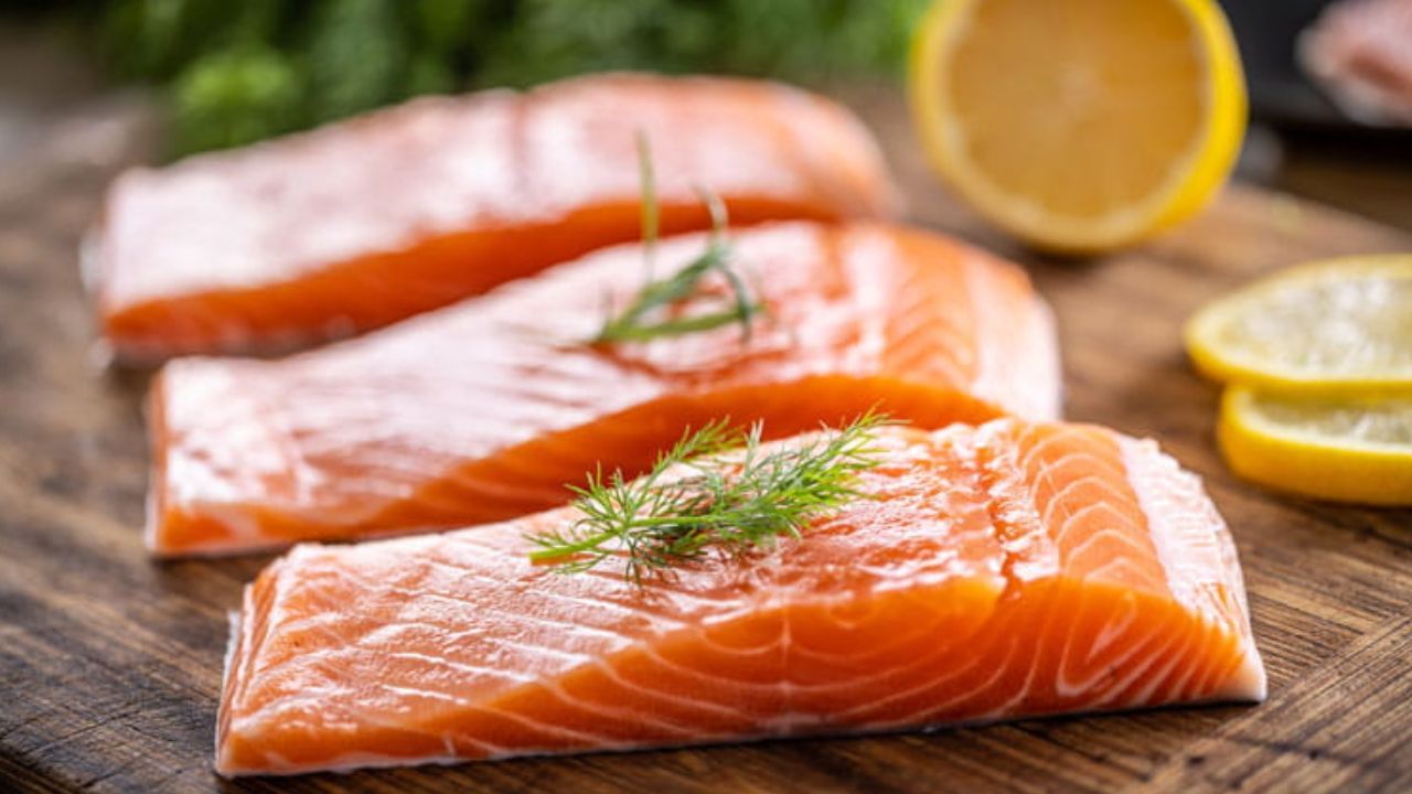 సాల్మన్, ట్యూనా వంటి కొవ్వు ఉన్న చేపలు ఒమేగా 3 కొవ్వు ఆమ్లాల బంగారు మూలం. ఇవి మెదడు నిర్మాణానికి ముఖ్యమైనవి. జ్ఞాపకశక్తి, మానసిక ఆరోగ్యం, నరాల వ్యవస్థను మెరుగుపరుస్తాయి.