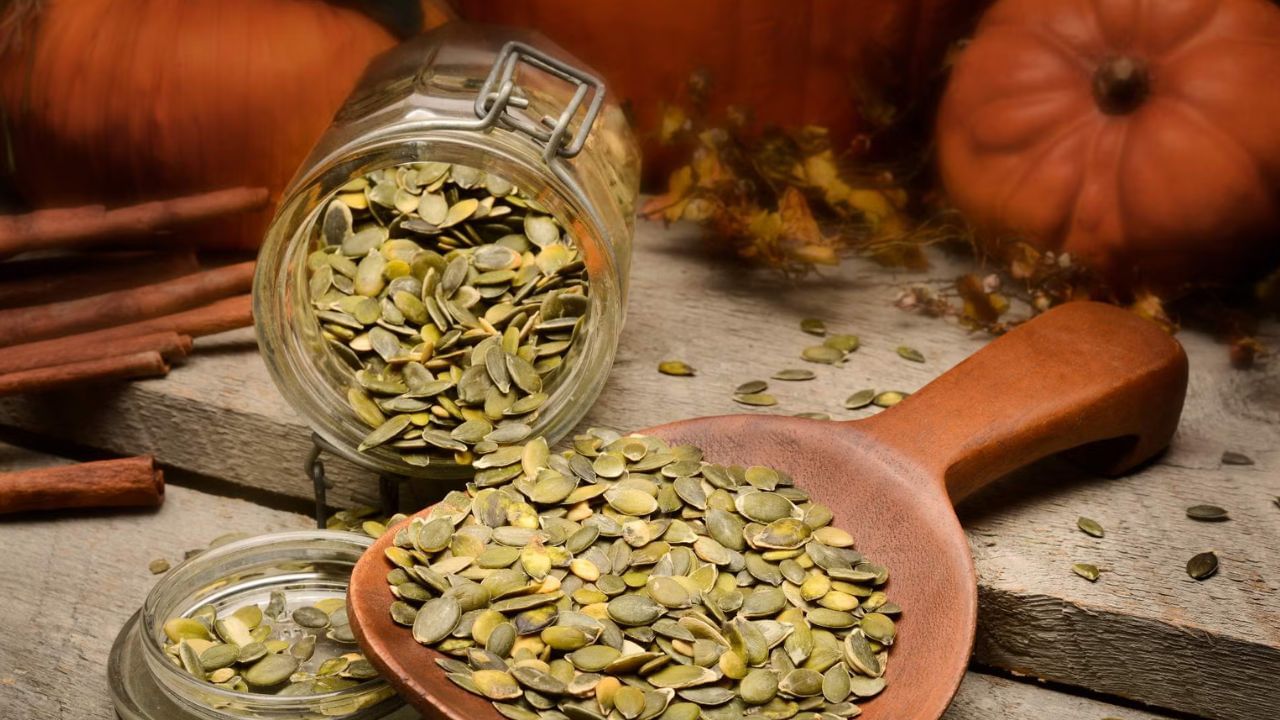 గుమ్మడికాయ గింజలు ఆరోగ్యకరమైన కొవ్వులు, మాగ్నీషియం, జింక్, విటమిన్ E వంటి పోషకాలను కలిగి ఉంటాయి. ఇవి నరాల పనితీరును మెరుగుపరుస్తాయి, మెదడు ఆరోగ్యానికి మద్దతు ఇస్తాయి.