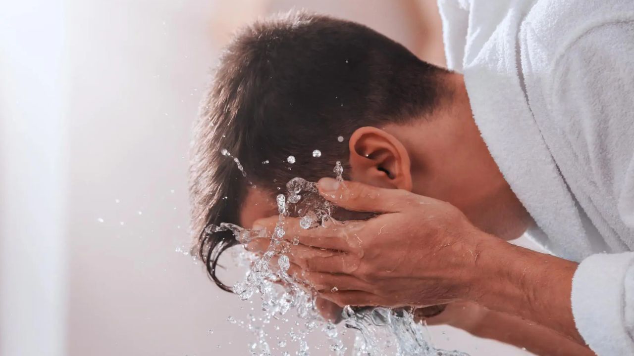 చల్లటి నీటితో ముఖం కడుక్కోవడం వల్ల మీ ఇంద్రియాలు మేల్కొంటాయి. మగతగా అనిపిస్తే వెంటనే రిఫ్రెష్ అవ్వడానికి మీ ముఖాన్ని కడుక్కోండి.