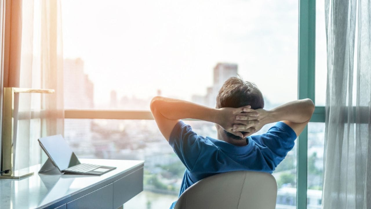 చిన్న విరామాలు దృష్టిని, ఉత్పాదకతను పెంచుతాయి. మీ మనస్సును క్లియర్ చేయడానికి.. తిరిగి శక్తిని పొందడానికి ప్రతి గంటకు మీ డెస్క్ నుండి కొద్దిసేపు నడవండి.