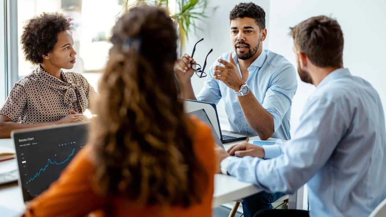 సహోద్యోగులతో మాట్లాడటం వల్ల మానసిక ప్రోత్సాహం లభిస్తుంది. పని నుండి కొంచెం సమయం కేటాయించి.. వారాంతపు ప్రణాళికల గురించి చర్చించండి లేదా సరదా విషయాలు పంచుకోండి.