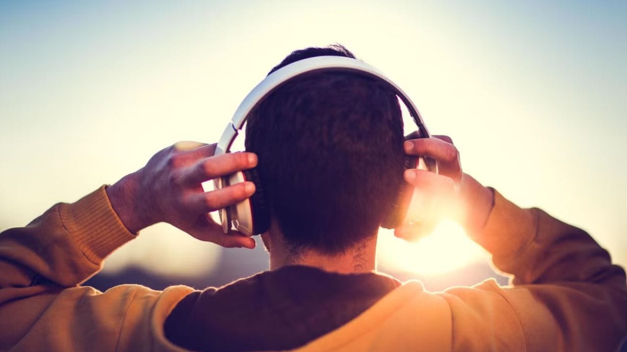 సంగీతం వినడం వల్ల మీ మానసిక స్థితి, శక్తి స్థాయిలు పెరుగుతాయి. మీకు ఇష్టమైన పాటల ప్లేజాబితాను సృష్టించి విరామ సమయంలో లేదా ఒకే పనిని పదే పదే చేస్తున్నప్పుడు వినండి.