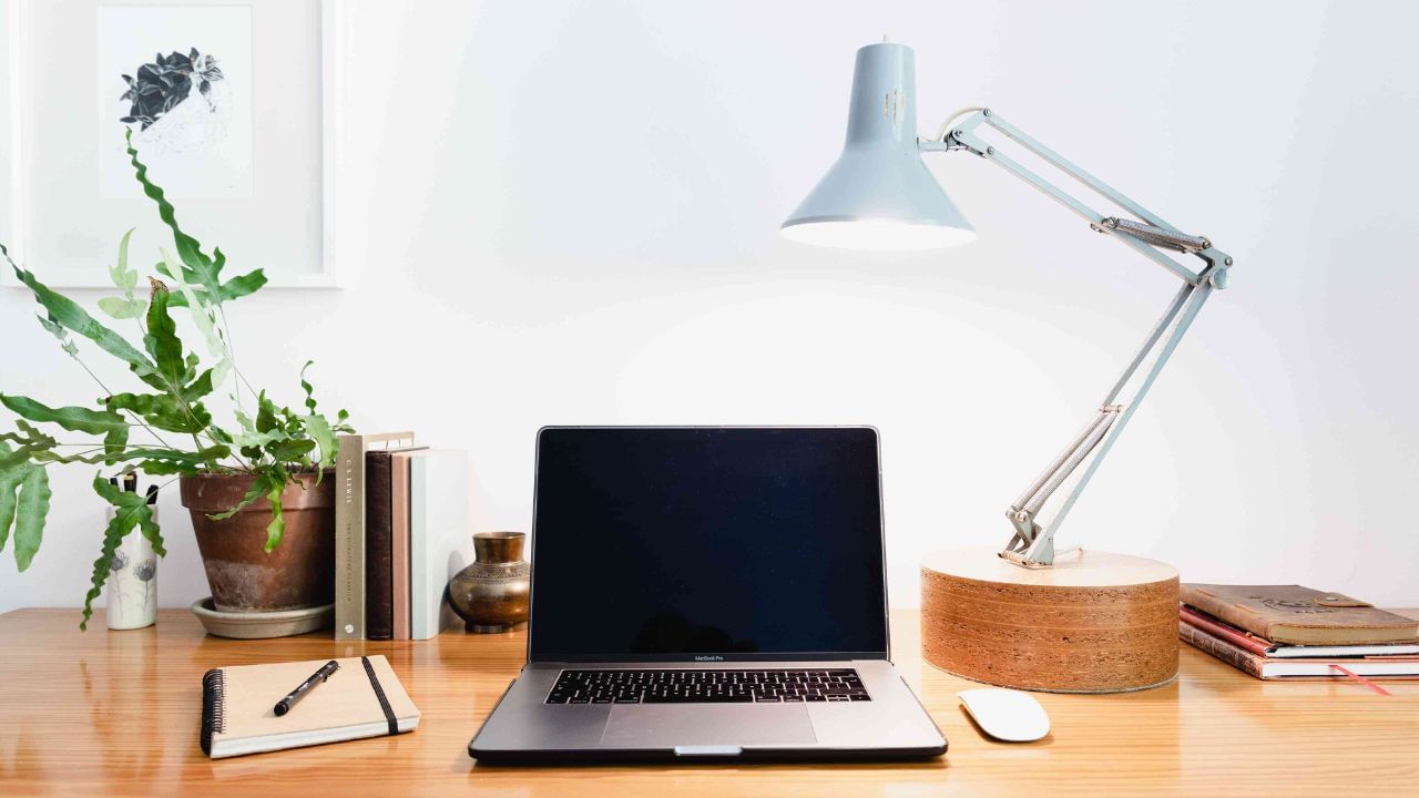 బాగా వెలుతురు ఉన్న వాతావరణం మిమ్మల్ని అప్రమత్తంగా ఉంచుతుంది. సహజ కాంతి కోసం కిటికీలు తెరవండి లేదా లైట్లు వెలిగించండి. ఇది మీ దృష్టిని పెంచుతుంది.