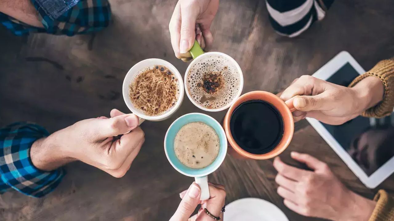 పని ప్రారంభంలో కొద్ది మొత్తంలో కెఫీన్ చురుకుదనాన్ని పెంచుతుంది. ఉదయం విరామ సమయంలో ఒక కప్పు కాఫీని ఆస్వాదించండి. కానీ మధ్యాహ్నం తర్వాత తీసుకోకుండా ఉండండి. ఎందుకంటే మధ్యాహ్నం తరువాత కాఫీ లేదా టీ తీసుకుంటే అది మీ రాత్రి నిద్రపై ప్రభావం చూపుతుంది.