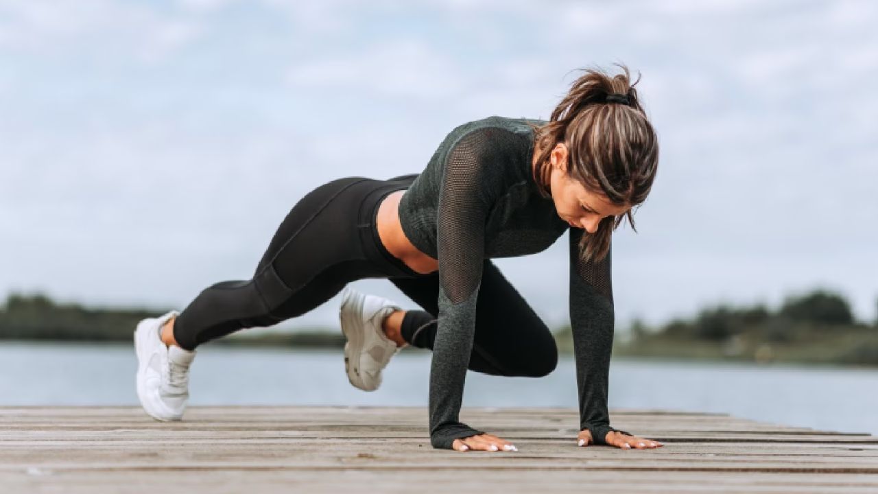 పని ప్రారంభించే ముందు వ్యాయామం చేయడం వల్ల రోజంతా శక్తి స్థాయిలు పెరుగుతాయి. వేగంగా నడవడం లేదా వ్యాయామం చేయడం వల్ల మీ రక్త ప్రవాహం మెరుగుపడుతుంది.