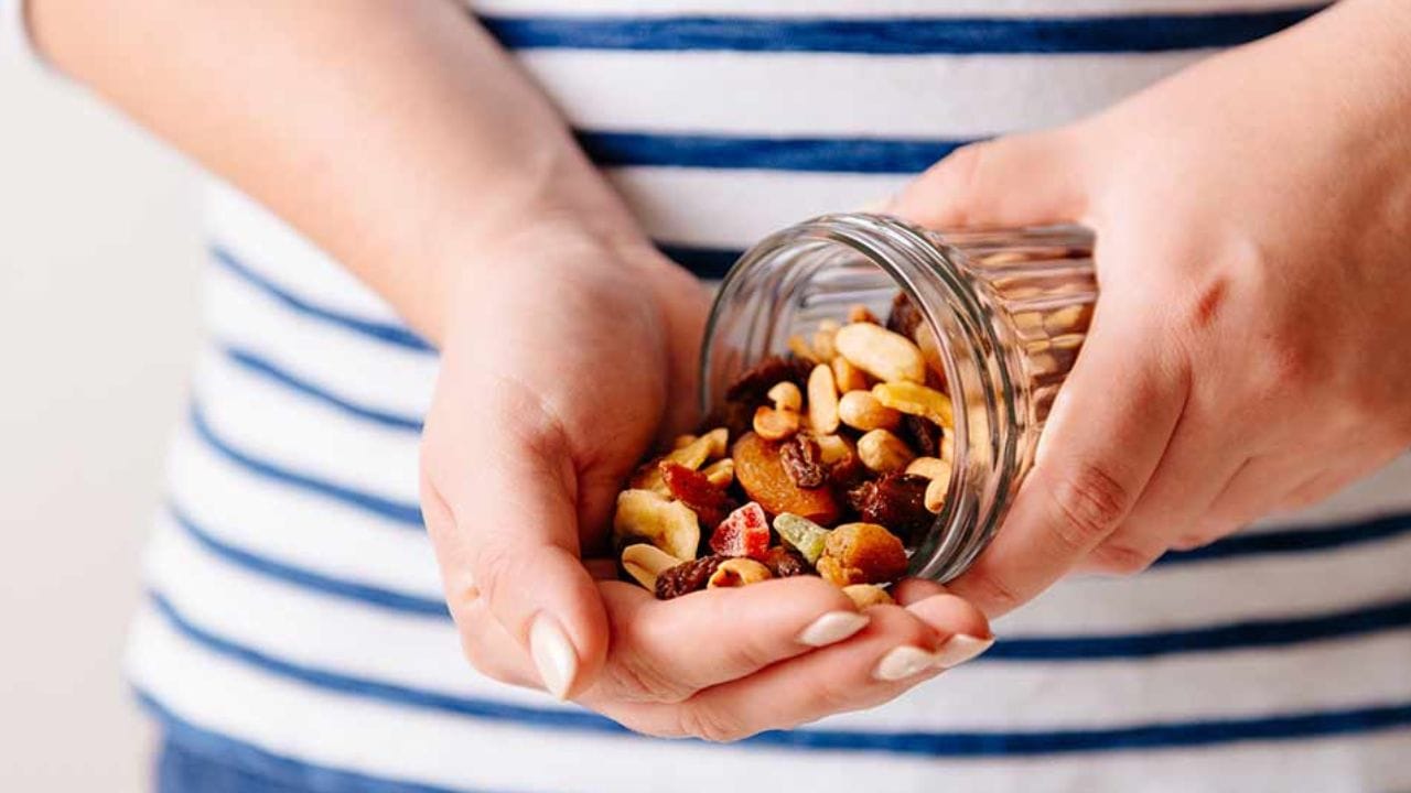నట్స్ లేదా పండ్లు వంటి పోషక విలువలు ఉండే చిరుతిండి తినడం వల్ల అలసటగా అనిపించినప్పుడు శక్తిని అందిస్తుంది. వీటిని మీ డెస్క్ వద్ద ఉంచుకోండి.
