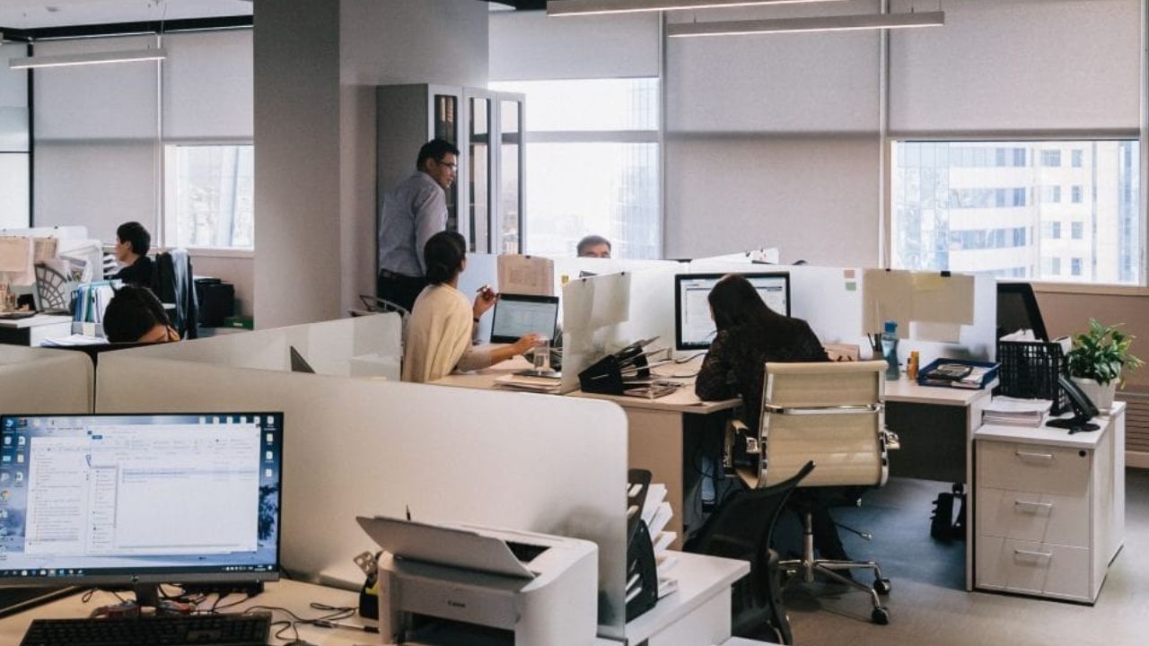 ఎక్కువసేపు ఒకే భంగిమలో కూర్చోవడం వల్ల నీరసం వస్తుంది. సర్క్యులేషన్ను ఉత్తేజపరచడానికి, చురుకుదనాన్ని కొనసాగించడానికి క్రమం తప్పకుండా నిలబడండి లేదా మీ కుర్చీ ఎత్తును సర్దుబాటు చేయండి.