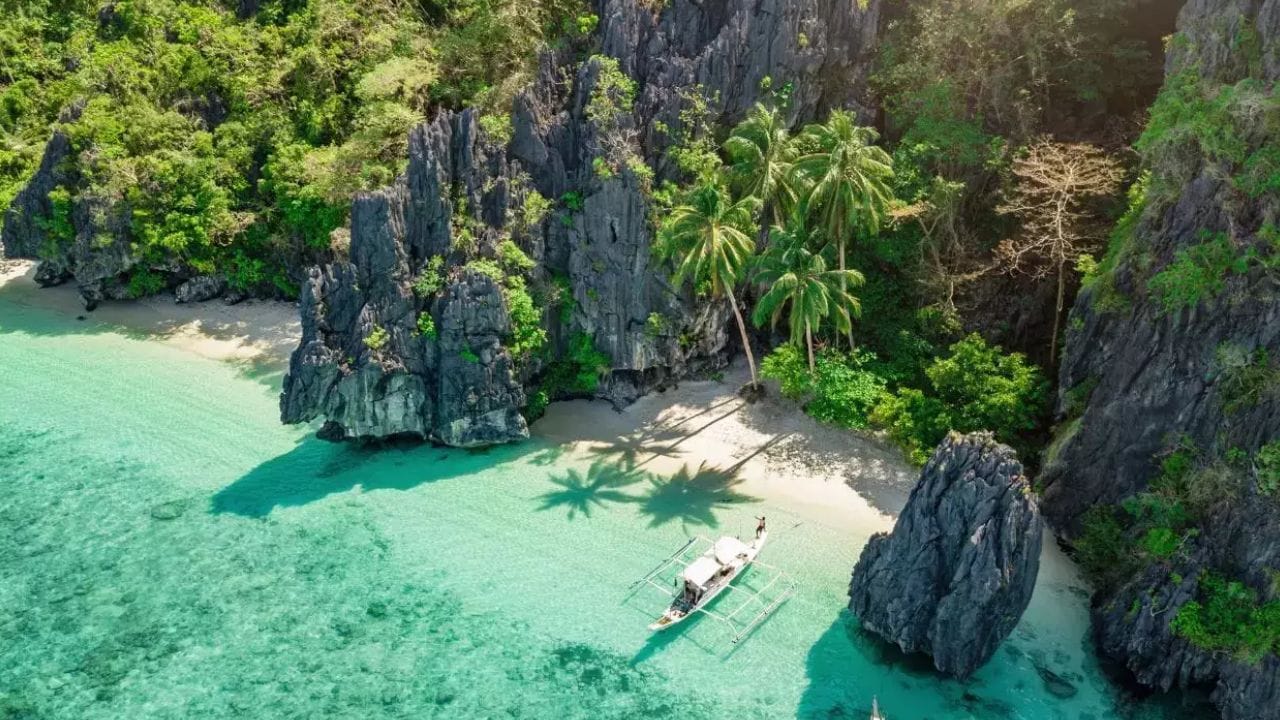 ఫిలిప్పీన్స్ చివరకు తమ ఇ-వీసా వ్యవస్థను ప్రారంభించింది. భారతదేశంలోని ఫిలిప్పీన్ రాయబార కార్యాలయాలు, కాన్సులేట్‌ల ద్వారా దరఖాస్తు చేసుకోవచ్చు. 2030 నాటికి 50 మిలియన్ల మంది పర్యాటకులను ఆకర్షించాలని లక్ష్యంగా పెట్టుకున్నారు. సింగిల్ ఎంట్రీ వీసాకు ₹3,520, మల్టిపుల్ ఎంట్రీ వీసాకు ₹7,040 ఖర్చవుతుంది.