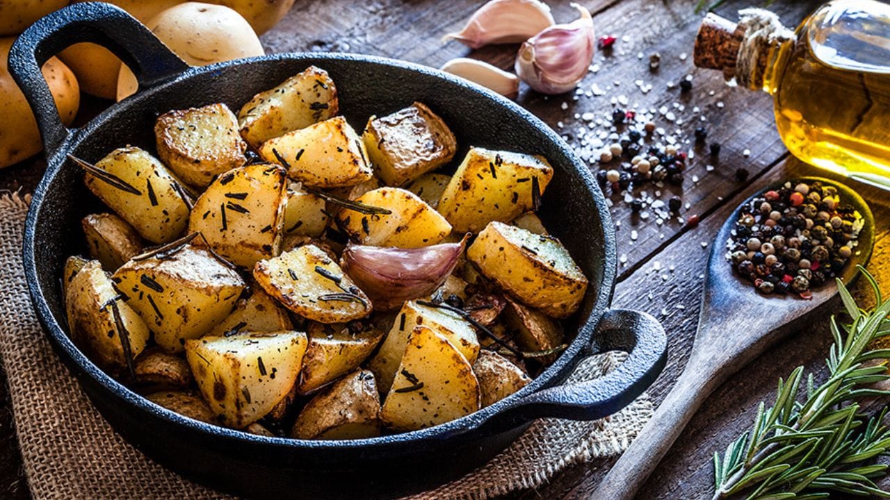 ప్రస్తుత రోజుల్లో అనేక మంది నాన్-స్టిక్ పాత్రలను అధికంగా ఉపయోగిస్తున్నారు. కానీ నాన్-స్టిక్ పాత్రల్లో వంట చేయడం వల్ల కొన్ని ఆరోగ్య సమస్యలు తలెత్తే అవకాశం ఉంది. దీర్ఘకాలంగా నాన్-స్టిక్ పాత్రలు వాడడం శరీరానికి హానికరం అని నిపుణులు చెబుతున్నారు. అందుకే ఆరోగ్యకరమైన జీవనశైలిని అనుసరించాలనుకునే వారు మట్టి పాత్రలు, ఐరన్ పాత్రలు వంటివాటిని ఎక్కువగా ఉపయోగిస్తున్నారు. కానీ ఐరన్ పాత్రలు వాడేటప్పుడు కొన్ని జాగ్రత్తలు పాటించాలి. ముఖ్యంగా కొన్ని రకాల ఆహారాలను ఐరన్ పాత్రల్లో వండకూడదు. అవి ఏంటో ఇప్పుడు తెలుసుకుందాం.