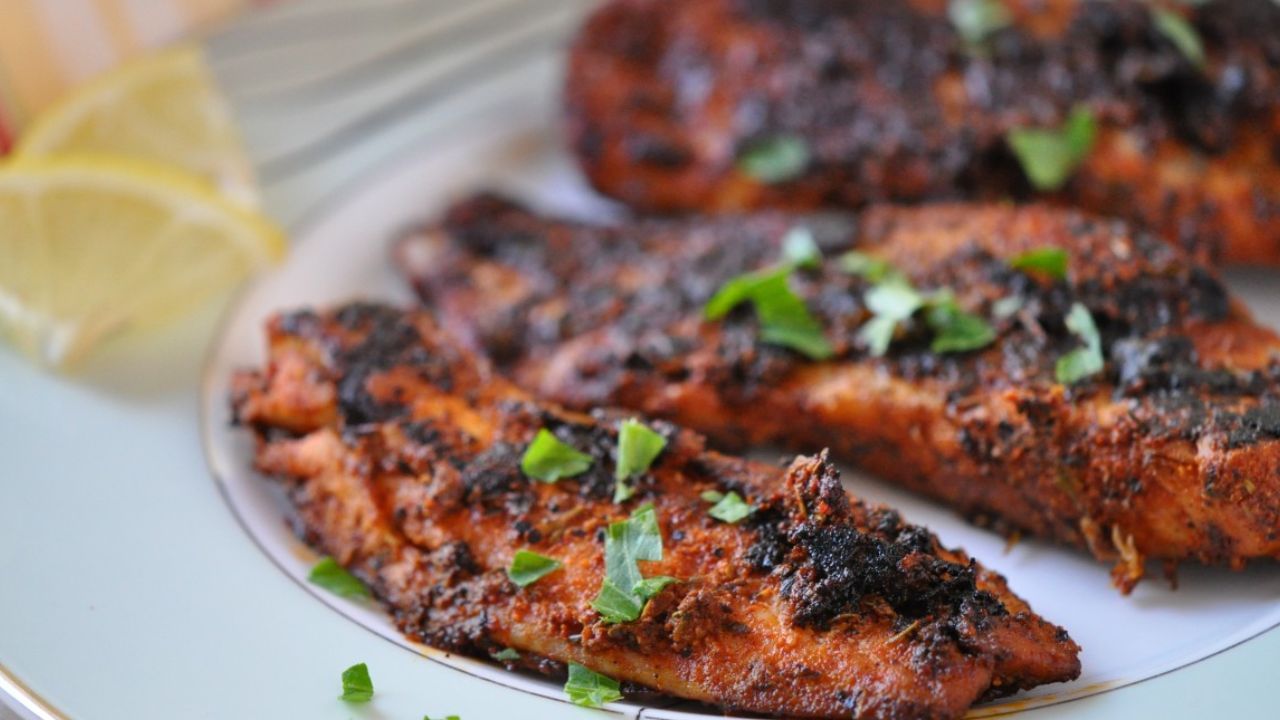 చేపలు చాలా మెత్తగా ఉండటం వల్ల ఐరన్ పాత్రల్లో వండినప్పుడు అవి విరిగిపోవచ్చు. అలాగే ఐరన్ పాత్రలు వేడెక్కినప్పుడు చేపలలోని ప్రొటీన్ మార్పులకు లోనై వాటి రుచి, ఆకృతిని మార్చివేయవచ్చు.