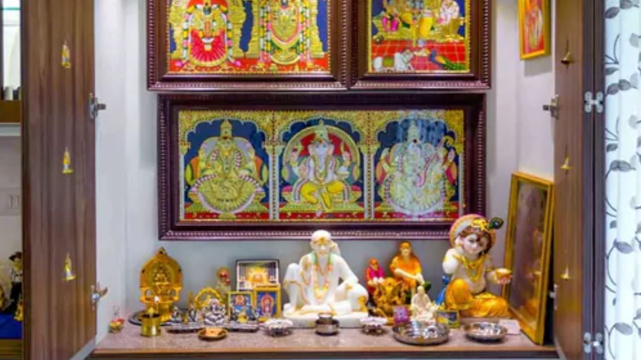 చాలా మంది విగ్రహాన్ని శుభ్రం చేసే సమయంలో నేలపై ఉంచుతారు. విగ్రహాన్ని నేలపై ఉంచి శుభ్రం చేయకూడదు. అలాగే గుడిని శుభ్రం చేసేటప్పుడు కూడా విగ్రహాన్ని నేలపై ఉంచకూడదు. ఇలా చేయడం వల్ల దేవుడిని అవమానించినట్లు అవుతుంది. దీనివల్ల ఇంటిలోని సుఖశాంతులు చెడిపోతాయి.