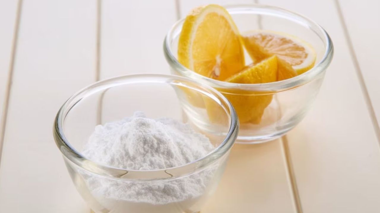 బేకింగ్ సోడా సహజమైన శుభ్రపరిచే గుణాల్ని కలిగి ఉంటుంది. ఇది దంతాలపై ఏర్పడిన మరకలను తొలగించడానికి సహాయపడుతుంది. కొద్దిగా బేకింగ్ సోడాలో కొన్ని చుక్కల నిమ్మరసం కలిపి పేస్ట్ తయారు చేయాలి. బ్రష్ సహాయంతో దంతాలకు అప్లై చేసి 1-2 నిమిషాల పాటు మృదువుగా రుద్దాలి. ఆ తర్వాత గోరువెచ్చని నీటితో కడుక్కోవాలి. ఈ పద్ధతిని వారానికి రెండు సార్లు మాత్రమే ఉపయోగించాలి. ఎక్కువగా ఉపయోగిస్తే దంతాల పైపొర దెబ్బతినే అవకాశం ఉంటుంది.  