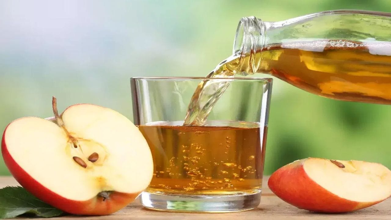 ఆపిల్ సిడర్ వెనిగర్ లో సహజమైన యాసిడ్‌లు ఉండటంతో ఇది దంతాలపై ఉన్న మరకలను తొలగించడంలో సహాయపడుతుంది. ఒక గ్లాసు నీటిలో ఒక టీస్పూన్ ఆపిల్ సిడర్ వెనిగర్ కలిపి దాంతో పుక్కిలించాలి. వారానికి 2-3 సార్లు మాత్రమే ఈ పద్ధతిని పాటించాలి. తరచుగా చేస్తే దంతాల పైపొర దెబ్బతినే అవకాశం ఉంది.  