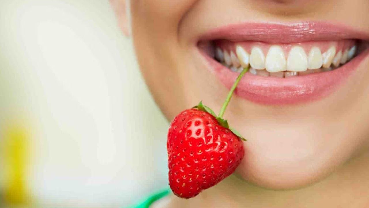 స్ట్రాబెర్రీలోని మాలిక్ యాసిడ్ దంతాలపై ఉన్న పసుపు మరకలను తగ్గించడంలో సహాయపడుతుంది. రెండు స్ట్రాబెర్రీలను మెత్తగా మెదిపి అందులో అర టీస్పూన్ బేకింగ్ సోడా కలిపి పేస్ట్ తయారు చేయాలి. ఈ మిశ్రమాన్ని బ్రష్ సహాయంతో దంతాలకు అప్లై చేసి 2-3 నిమిషాలు మృదువుగా మర్దన చేయాలి. ఈ పద్ధతిని వారానికి ఒక్కసారి మాత్రమే చేయాలి.  