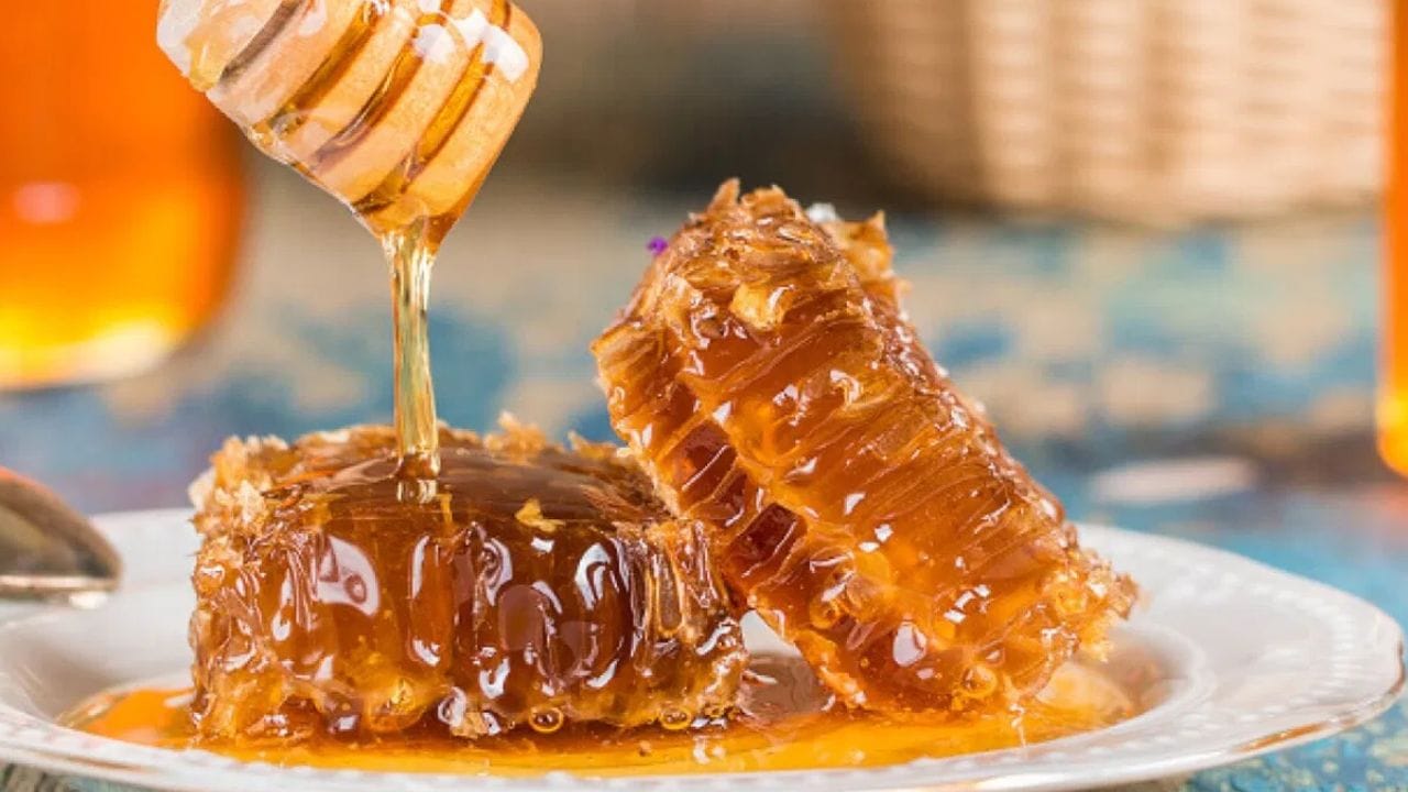 తేనెలో సహజమైన యాంటీబాక్టీరియల్ గుణాలు ఉంటాయి. ఇది దంతాలను ఆరోగ్యంగా ఉండేలా చేయడంలో సహాయపడుతుంది. కొద్దిగా తేనెలో చిటికెడు కర్పూరం కలిపి దంతాలకు అప్లై చేయాలి. రెండు నిమిషాల తర్వాత వాష్ చేయండి. 