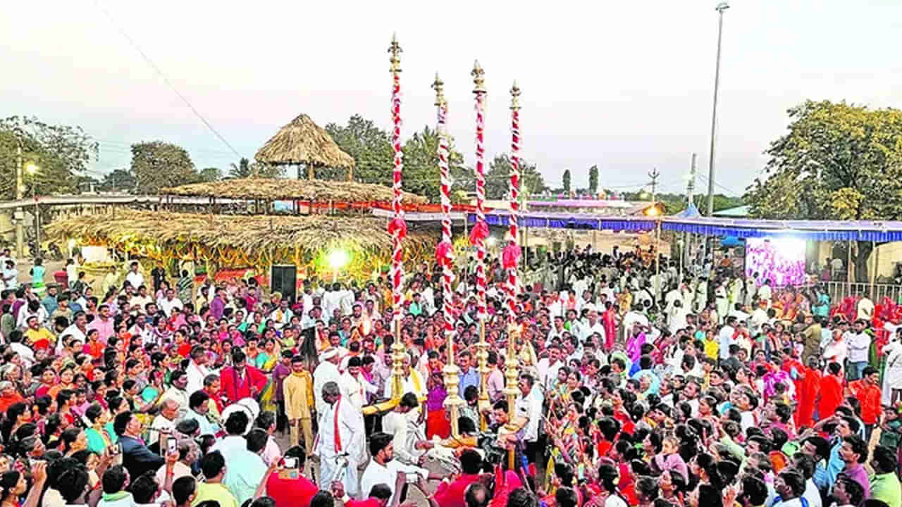 తెలుగు రాష్ట్రాల్లోనే వెరీ వెరీ స్పెషల్ ఈ దేవదేవుడు.. హెలికాఫ్టర్లో ఐదు టన్నుల పూలతో అభిషేకం.. ఎందుకో తెలుసా