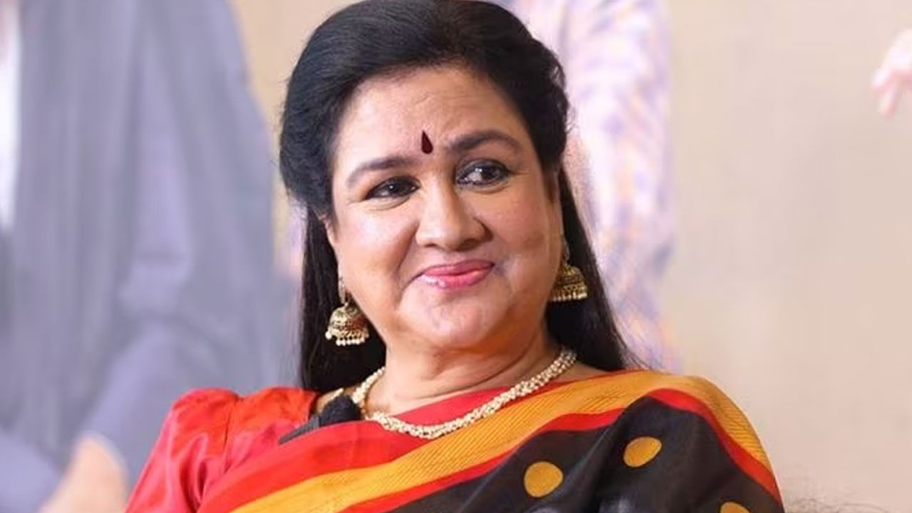 అయితే ఈ నటి తన కెరీర్‌లో దాదాపు 700లకు పైగా సినిమాల్లో నటించిందంట. ఈ బ్యూటీకి తమిళ్, మలయాళంలో ఇప్పటికీ చాలా మంది ఫ్యాన్స్ ఉంటారనడంలో అతిశయోక్తిలేదు. అంతలా నటనతో ఆకట్టుకంది. కాగా, తాజగా ఈ నటికి సంబంధించిన ఓ షాకింగ్ న్యూస్ నెట్టింట తెగ వైరల్ అవుతోంది.