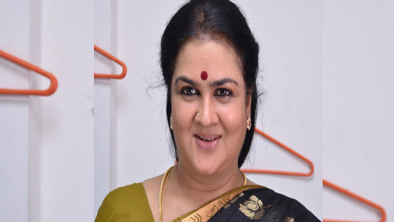 ఊర్వశి కెరీర్ పీక్ స్టేజ్‌లో ఉన్నసమయంలోనే వ్యక్తిగత సమస్యలతో మద్యానికి బానిసైపోయిందంట. దీంతో సినిమాల్లో అవకాశాలు తగ్గిపోయాయంట. అదే సంయంలో వైవాహిక జీవితంలో సమస్యలు ఇలా ఆమె కెరీర్ మొత్తం దెబ్బతిన్నదంట.