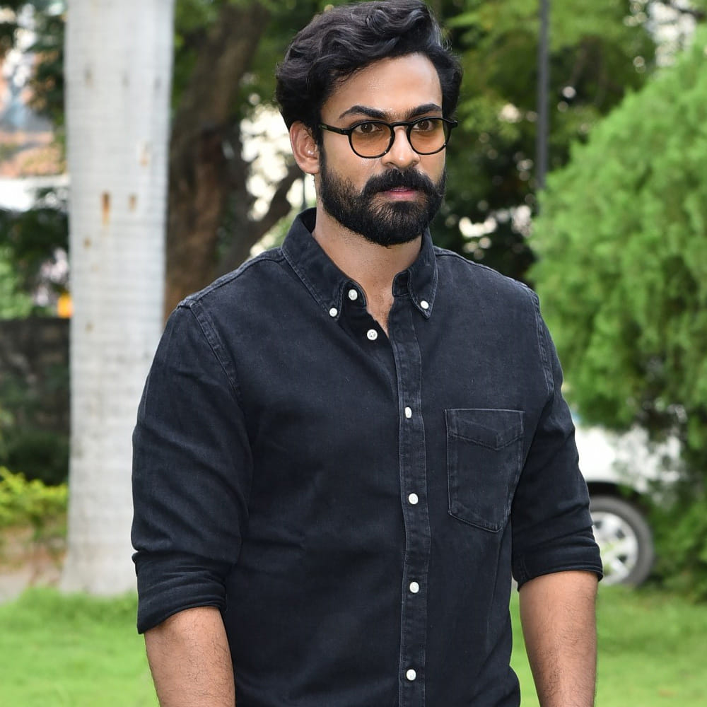 వైష్ణవ్ తేజ్ ఫస్ట్ మూవీ ఉప్పెన. రావడం రావడమే 100 కోట్ల సినిమాతో ఎంట్రీ ఇచ్చిన హీరోగా పేరు తెచ్చుకున్నారు మెగా మేనల్లుడు. కానీ ఆ తర్వాత ఏం చేశారంటే.. నో ఆన్సర్. రవితేజ ధమాకా చూసి.. నియర్ ఫ్యూచర్లో ఇక తిరుగు లేదనుకున్నారు. బట్, వాట్ నెక్స్ట్ అంటే.. ఆ రేంజ్ని అందుకున్న సినిమానే లేదు..