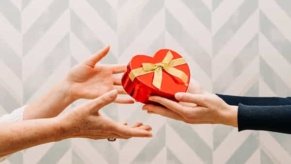 Valentine Day offer: ప్రేమికుల రోజు.. గిఫ్ట్ కొనేందుకు డబ్బుల్లేవా.. ఇది మీకోసమే..
