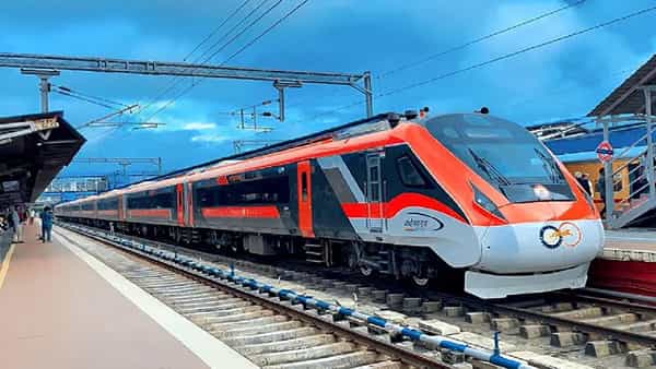 Indian Railways: రైల్వే ప్రయాణికులకు గుడ్ న్యూస్.. ఇకపై చిప్స్, బిస్కెట్స్, కూల్ డ్రింక్స్ కూడా...