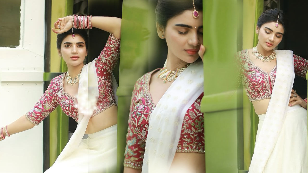 ఈ మధ్య ఈ చిన్నది వరస ఫొటో షూట్స్ తో నెటిజన్స్ను తెగ ఆకట్టుకుంటుంది. ఓ వైపు కామెడీ షోలో నవ్వులు పూయిస్తూ... మరో వైపు తన గ్లామర్తో కట్టిపడేస్తుంది. తాజాగా ఈ బ్యూటీ కార్ వాన్ లో తన అందాలతో మతిపొగొట్టింది.