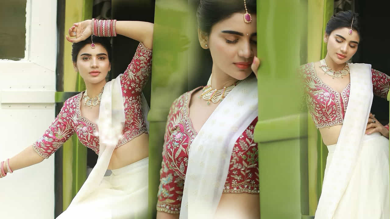 ఈ మధ్య ఈ చిన్నది వరస ఫొటో షూట్స్ తో నెటిజన్స్ను తెగ ఆకట్టుకుంటుంది. ఓ వైపు కామెడీ షోలో నవ్వులు పూయిస్తూ... మరో వైపు తన గ్లామర్తో కట్టిపడేస్తుంది. తాజాగా ఈ బ్యూటీ కార్ వాన్ లో తన అందాలతో మతిపొగొట్టింది.