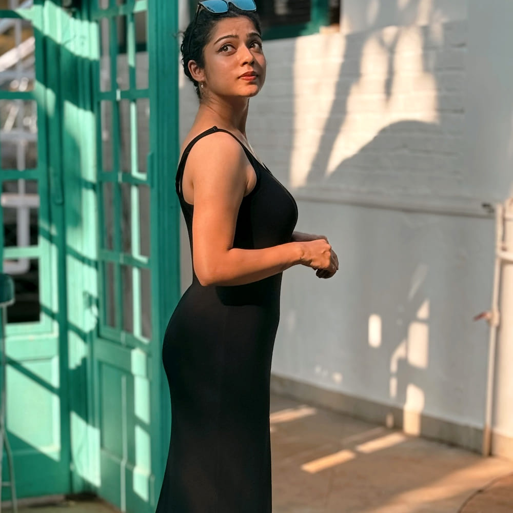 తెలుగు, తమిళ్ భాషల్లో సినిమాలు చేస్తూ బిజీగా ఉన్న ఈ ముద్దుగుమ్మ ఇప్పుడు సోషల్ మీడియాలో హల్ చల్ చేస్తుంది. గ్లామరస్ ఫొటోలతో కుర్రకారుకు నిద్రపట్టకుండా చేస్తుంది ఈ వయ్యారి భామ. వర్ష లేటెస్ట్ ఫోటోల పై మీరూ ఓ లుక్కేయండి.