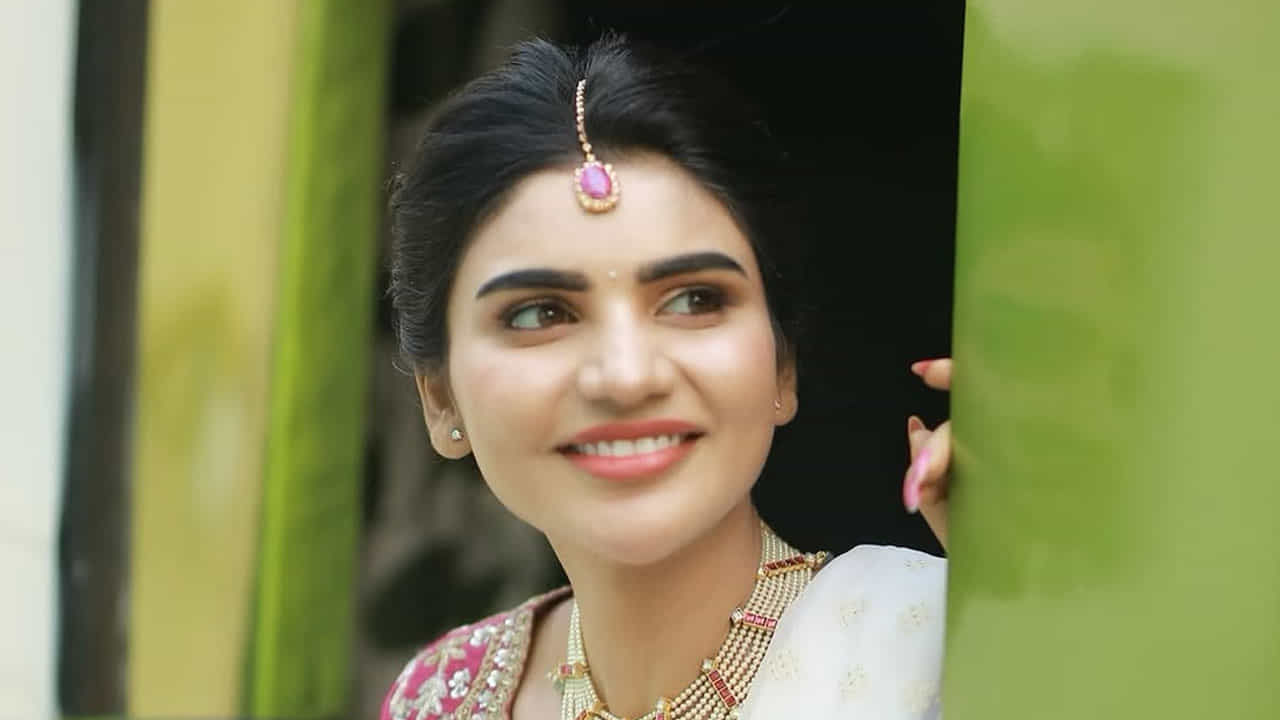 జబర్దస్త్ వర్ష గురించి ఎంత చెప్పినా తక్కువే. అందం, అభినయం ఈ ముద్దుగుమ్మ సొంతం. తన కామెడీ టైమింగ్, పంచ్ డైలాగ్స్తో ఆకట్టుకుంటుంది ఈ బ్యూటీ. మొదట సీరియల్స్ చేసిన వర్ష తర్వాత జబర్దస్త్ లోకి ఎంట్రీ ఇచ్చి మంచి క్రేజ్ సొంతం చేసుకుంది.