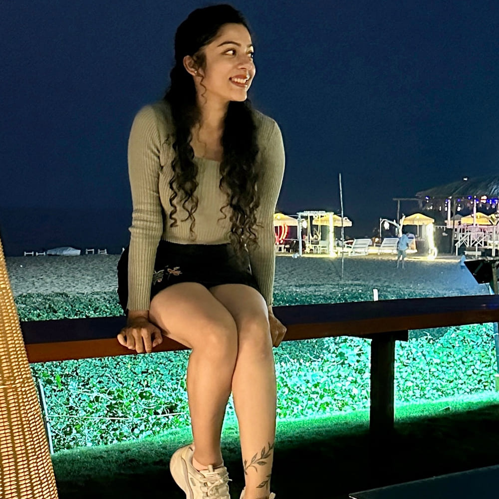 తన నటనతో ప్రేక్షకుల చూపును తనవైపు తిప్పుకుంది అందాల ముద్దుగుమ్మ వర్ష బొల్లమ్మ. పక్కింటి అమ్మాయిలా కనిపించే రూపంతో ఆకట్టుకుంటూ కుర్రకారును ఫిదా చేస్తోందీ బ్యూటీ.. తెలుగులో రీసెంట్ గా ఊరుపేరు భైరవకోన అనే సినిమాతో హిట్ అందుకుంది.